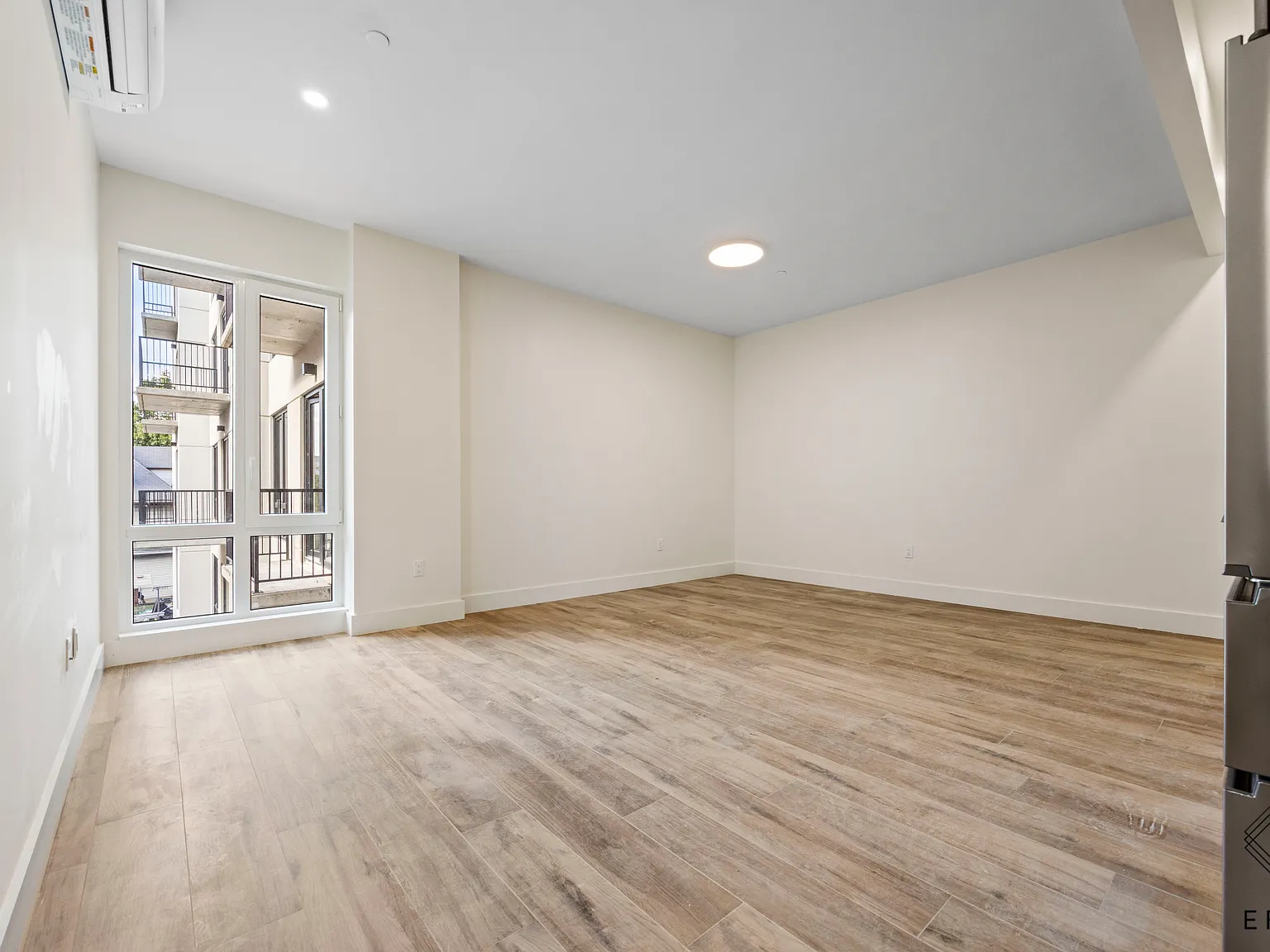 151 Hawthorne Street — Photo 4