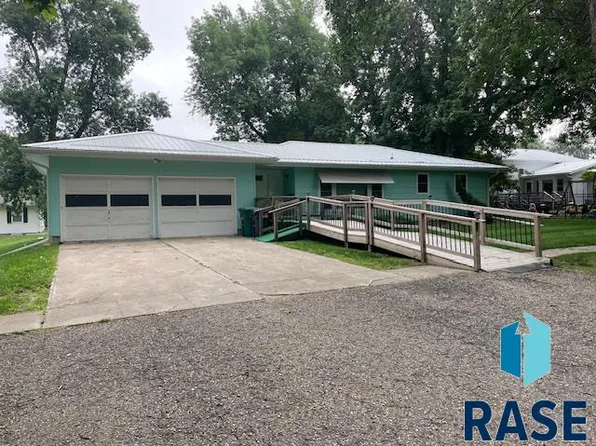 525 Fell St, Larchwood, IA 51241