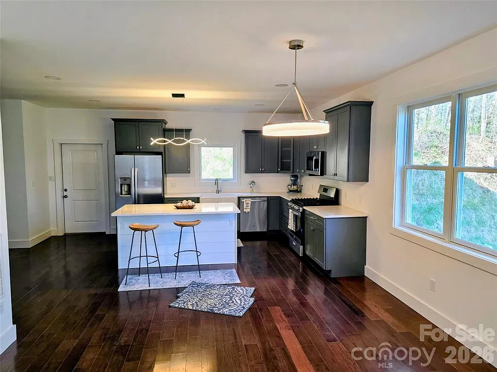 3 bed, 2.5 bath, 2076 sqft, $2,600 — Photo 2