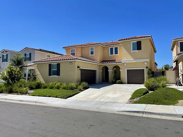 3 bed, 2.5 bath, 3070 sqft, $3,195 — Photo 2