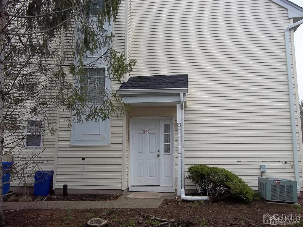 3 bed, 2.5 bath, 1876 sqft, $3,200 — Photo 3