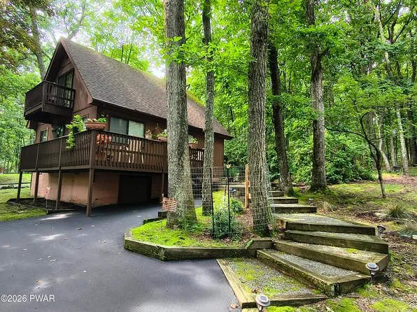 205 Fawn Lake Dr, Hawley, PA 18428