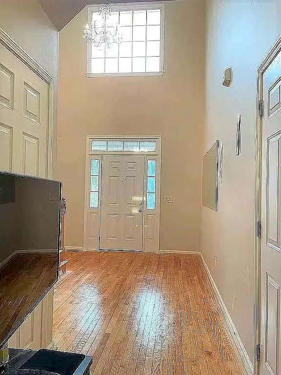 5 bed, 2560 sqft, $3,300 — Photo 1
