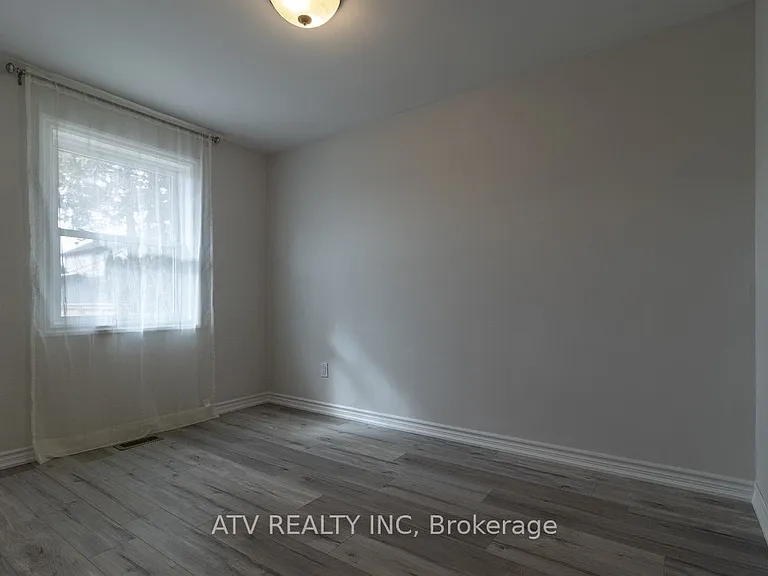 1064 Eastmount Ave E — Photo 8