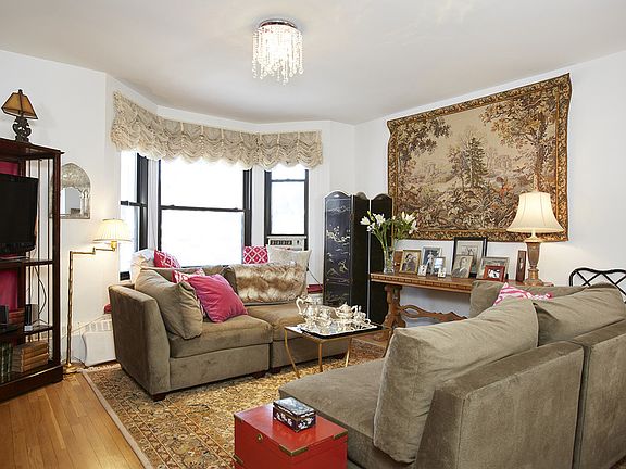 3rd image of 104 W 70th St APT 5G