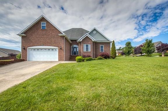 3rd image of 20 Amesbury Ct