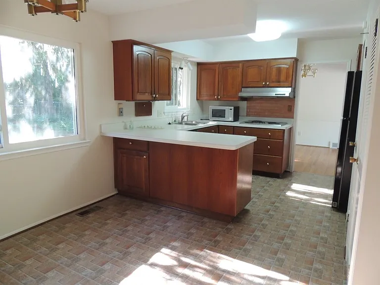 2098 Yorktown Dr — Photo 7