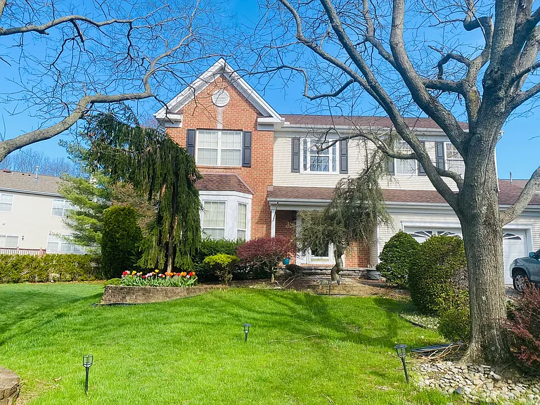 19 Hyde Park Dr — Photo 1