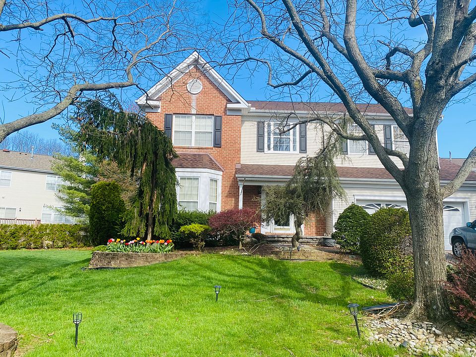 1st image of 19 Hyde Park Dr