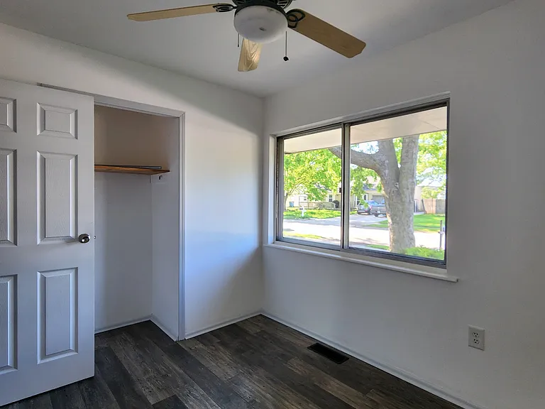 1212 Hollyhock Ln — Photo 7