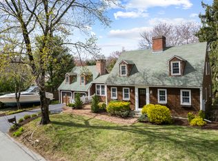 22 Library Ln, Old Lyme, CT 06371