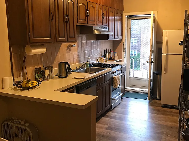 61 Thatcher St — Photo 5