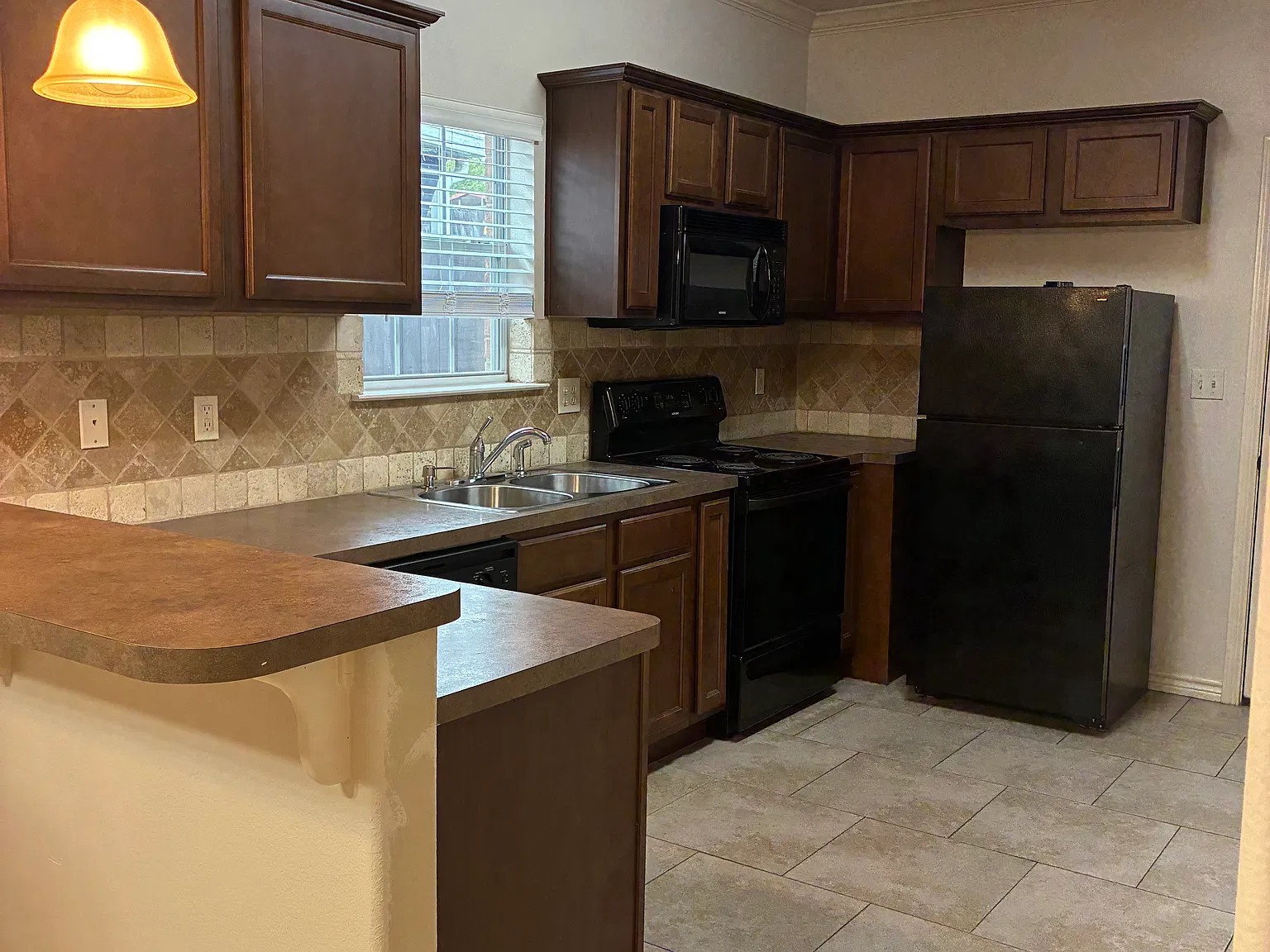 2 bed, 1027 sqft, $1,400 — Photo 3