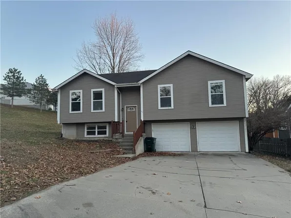 61 Evergreen St, Leavenworth, KS 66048