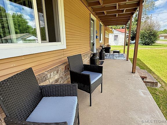 3rd image of 102 N Ash Ave