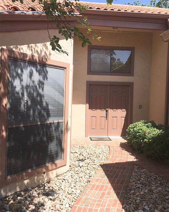 1st image of 16047 Golf Club Dr