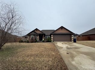 1421 Cavalry Ln, Prairie Grove, AR 72753