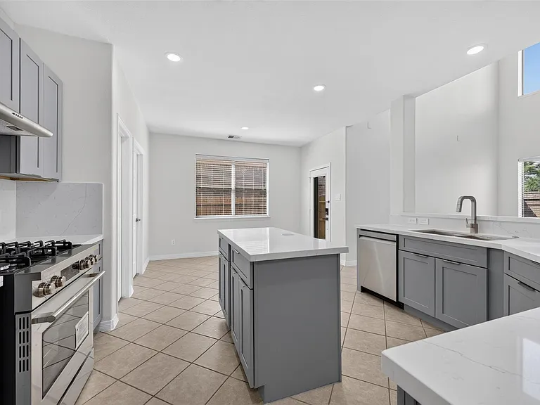 24542 Bella Veneza Dr — Photo 9