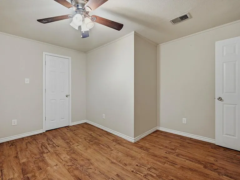 2112 W Bond St — Photo 17