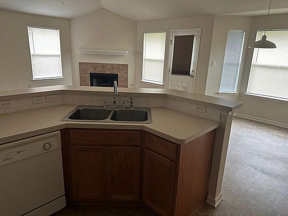5th image of 15233 Faircrest Dr