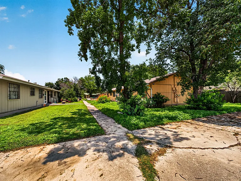 208 Bexar Dr — Photo 2