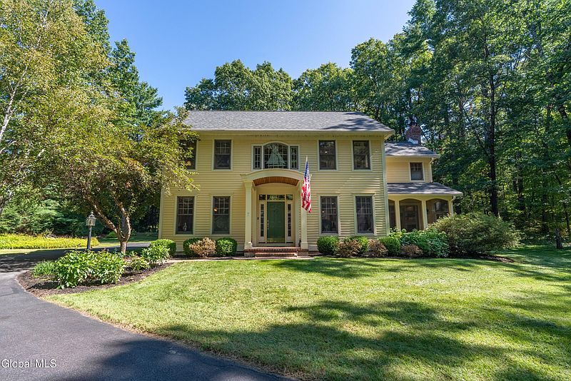 4th image of 7 Rolling Brook Drive