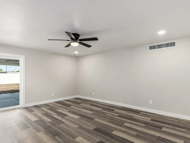 4402 E Mitchell Dr — Photo 10