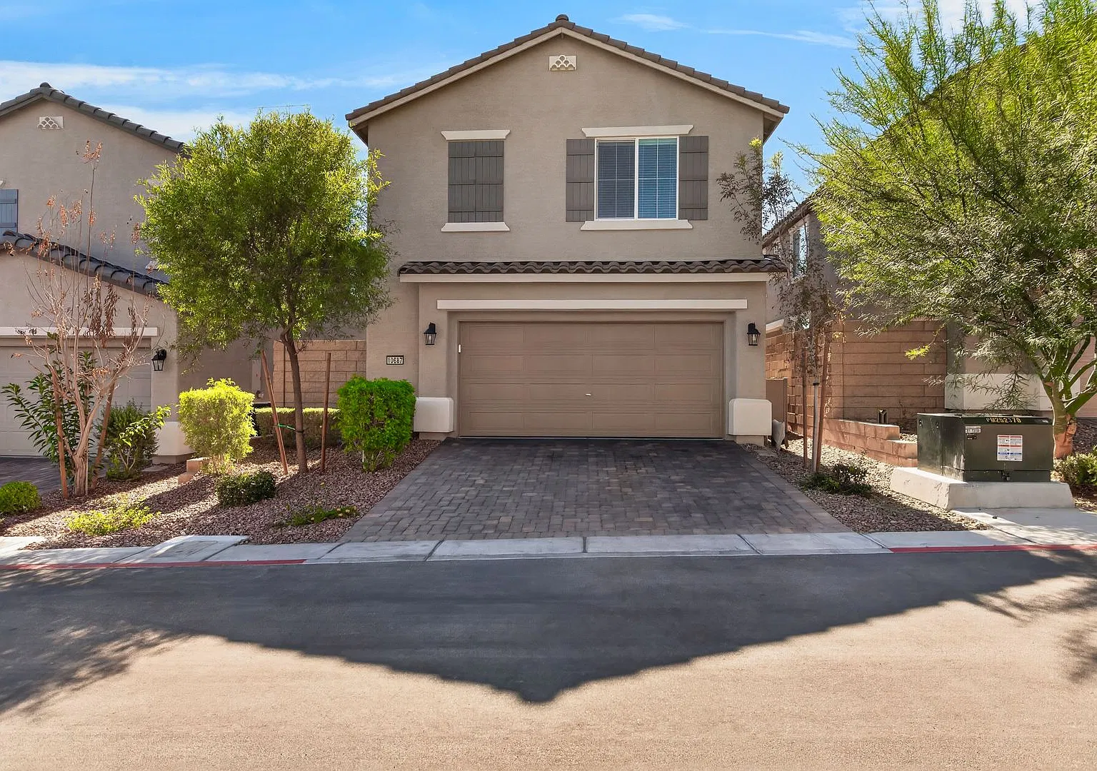 Move-In Ready! Amazing 3-Beds 2.5 Bath 2-Car Garage Home In Centennial! — Photo 3