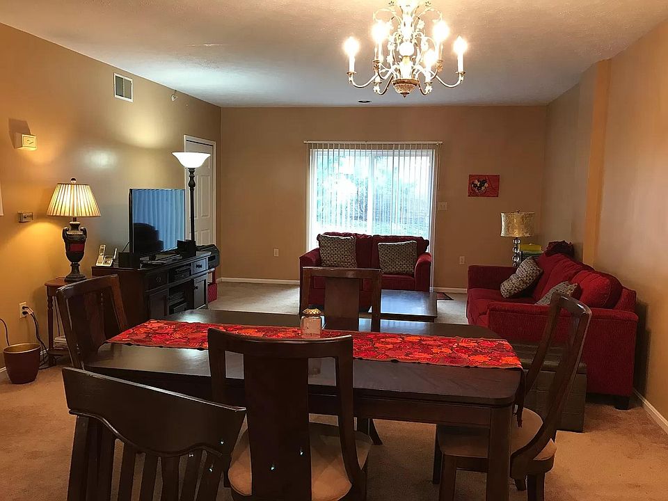 Living Room w/Dining area
