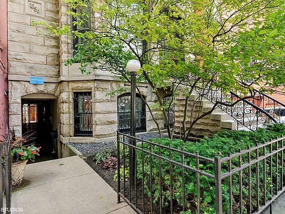 3rd image of 818 N Dearborn St #Bf
