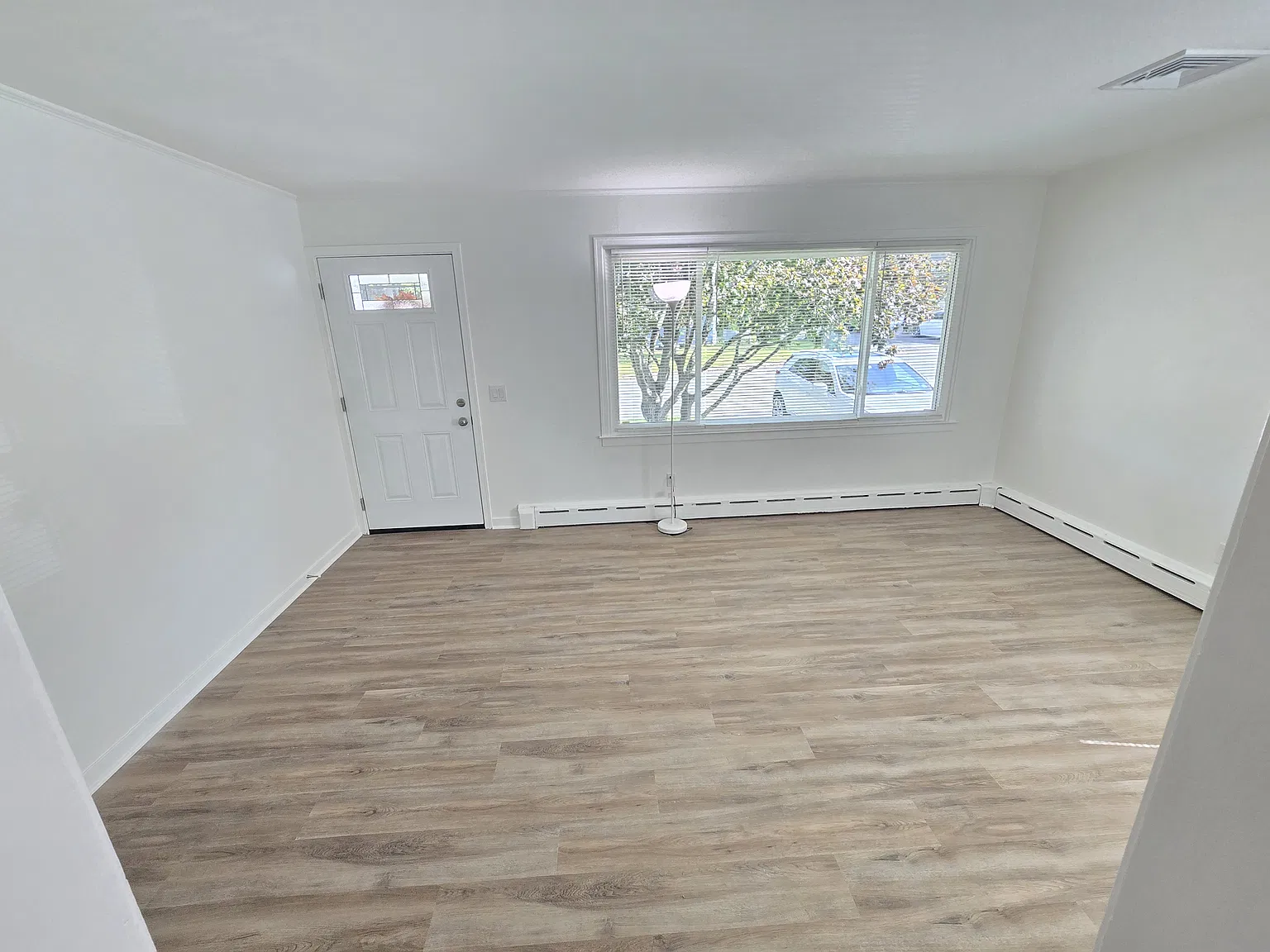 3 bed, 1350 sqft, $4,400 — Photo 4