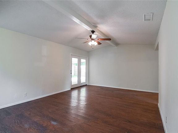 4th image of 901 Brookshire Cir