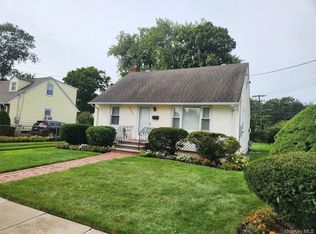 305 Warren St, Uniondale, NY 11553