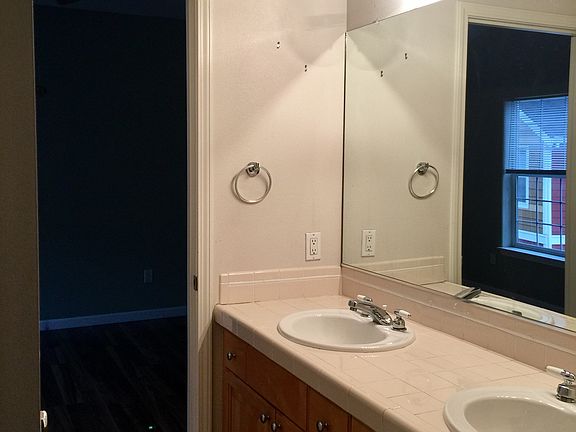Jack & Jill Bath between 2 smaller Bedrooms