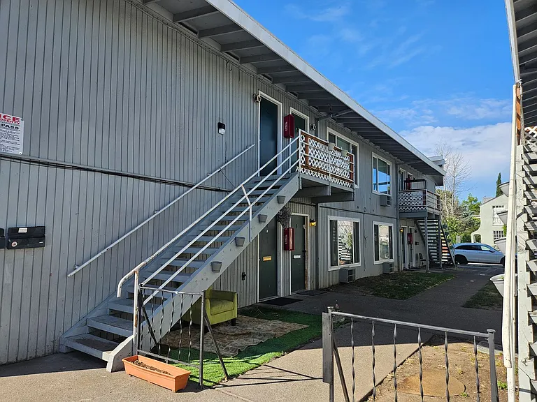 220 N Ivy St — Photo 1