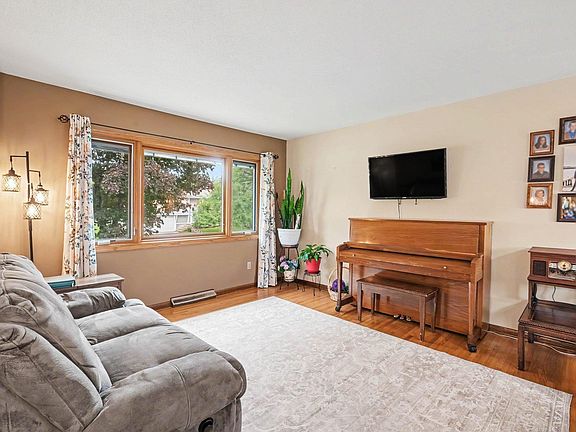 4th image of 810 Sunny Ln