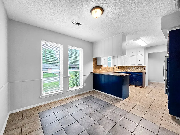 408 Cavender Ct — Photo 5