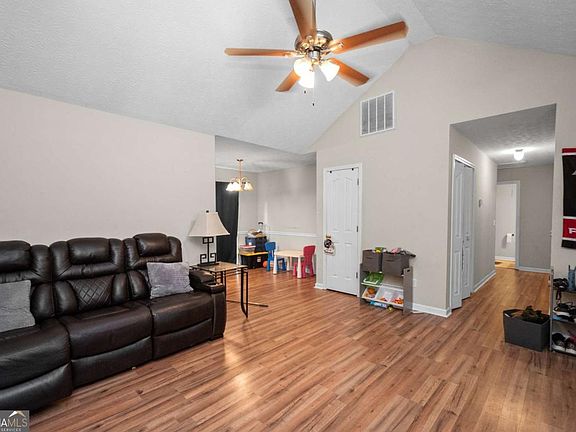 4th image of 8 Priscilla Dr