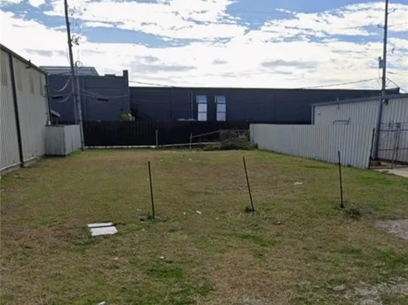 8320 Parc Pl, Chalmette, LA 70043
