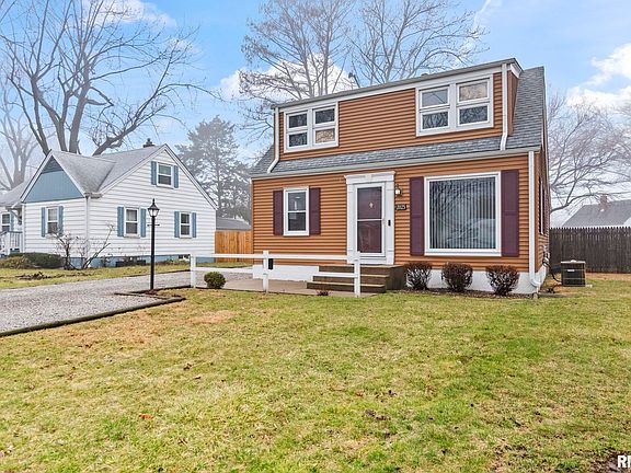 3rd image of 2025 E Hood St