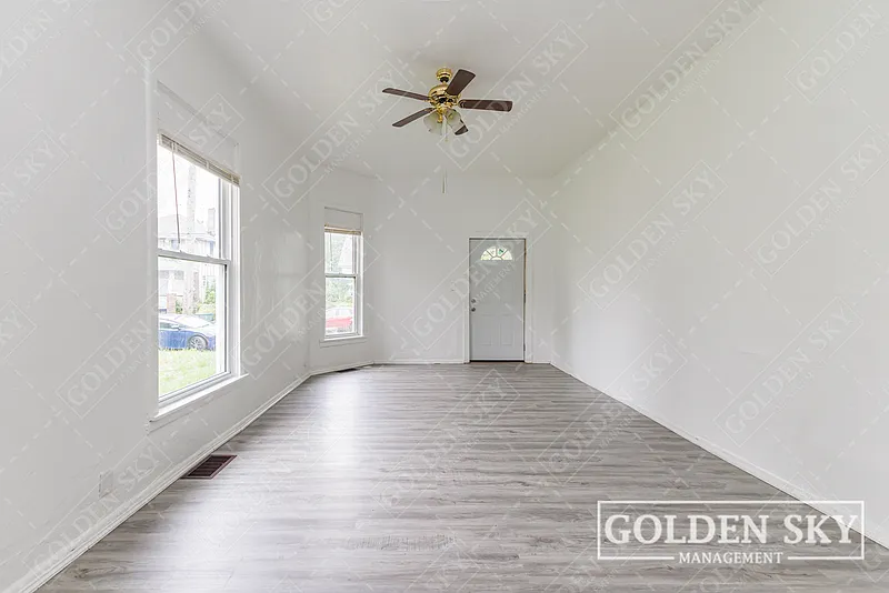 3 bed, 1.0 bath, 2808 sqft, $1,000 — Photo 2