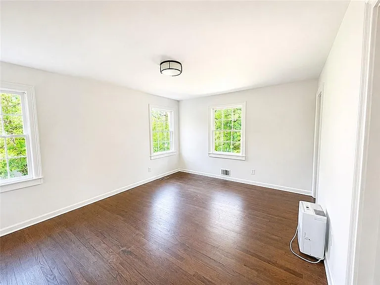 4586 Peachtree Dunwoody Rd — Photo 9