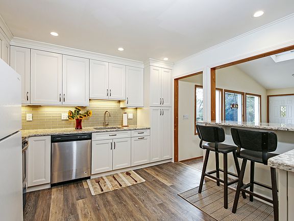 3rd image of 305 Knollwood Road Ext