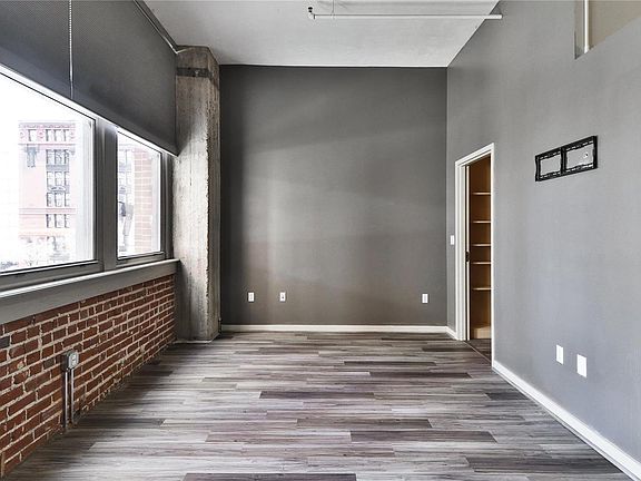 4th image of 1627-1629 Locust St #205