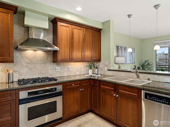3rd image of 2551 Thorndyke Avenue W #102