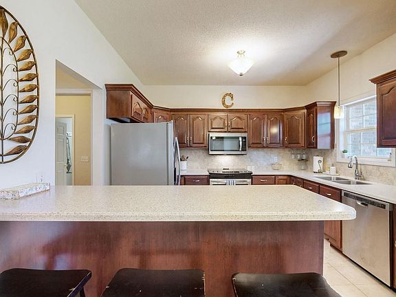 5th image of 141 Edinborough Dr W