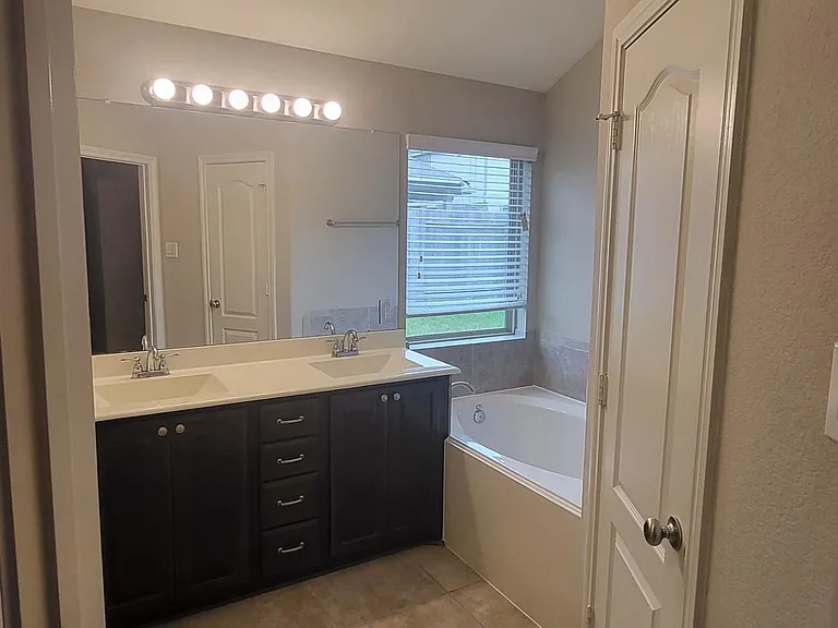 6411 Hunters Way Ln — Photo 12