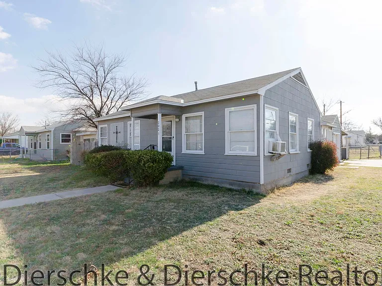 2025 San Antonio St — Photo 3