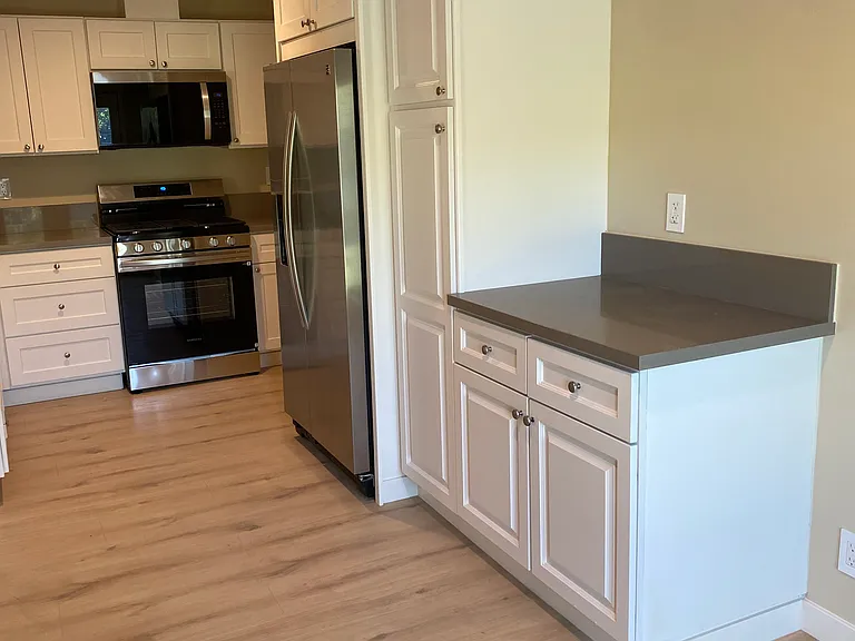 Nice Stone work surfaces and Multiple outlets