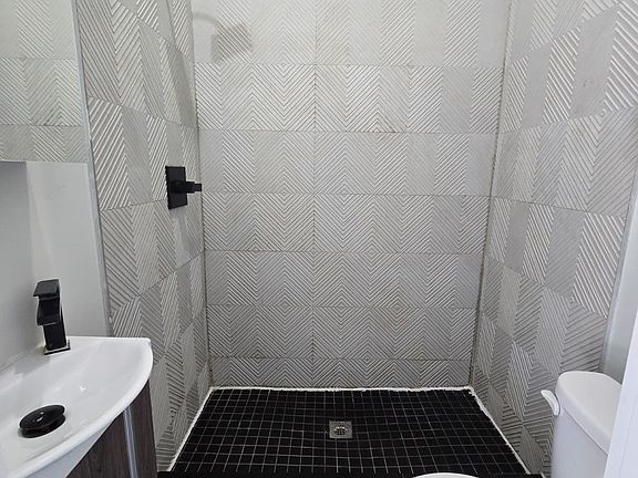 4th image of 112 Duncan Ave #3LA